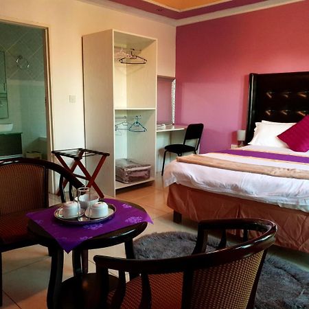 Mathlyn Guest House Francistown Extérieur photo
