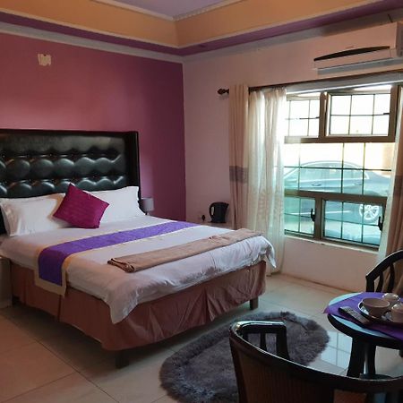 Mathlyn Guest House Francistown Extérieur photo