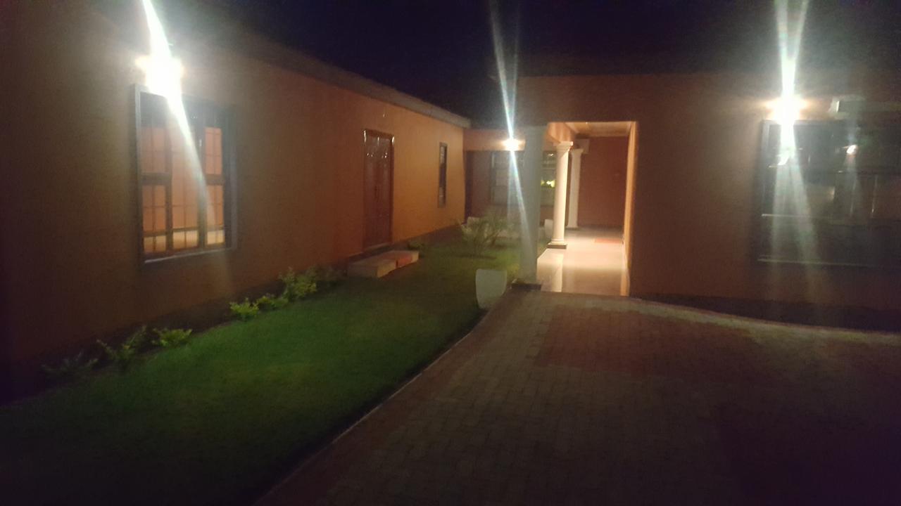 Mathlyn Guest House Francistown Extérieur photo