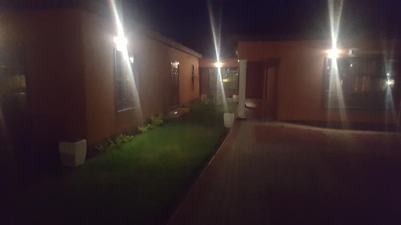 Mathlyn Guest House Francistown Extérieur photo