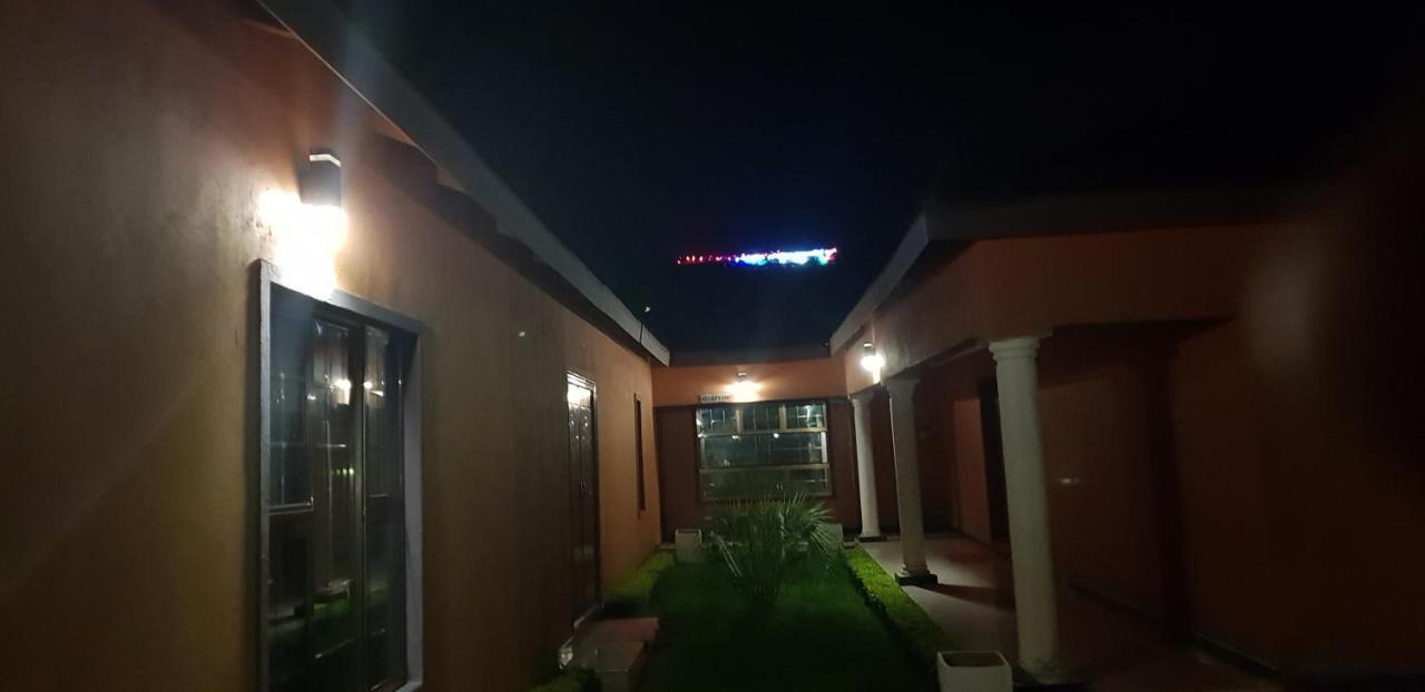Mathlyn Guest House Francistown Extérieur photo