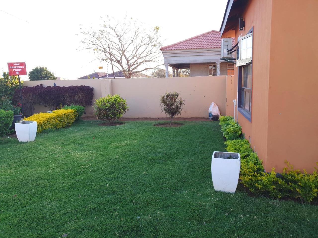 Mathlyn Guest House Francistown Extérieur photo