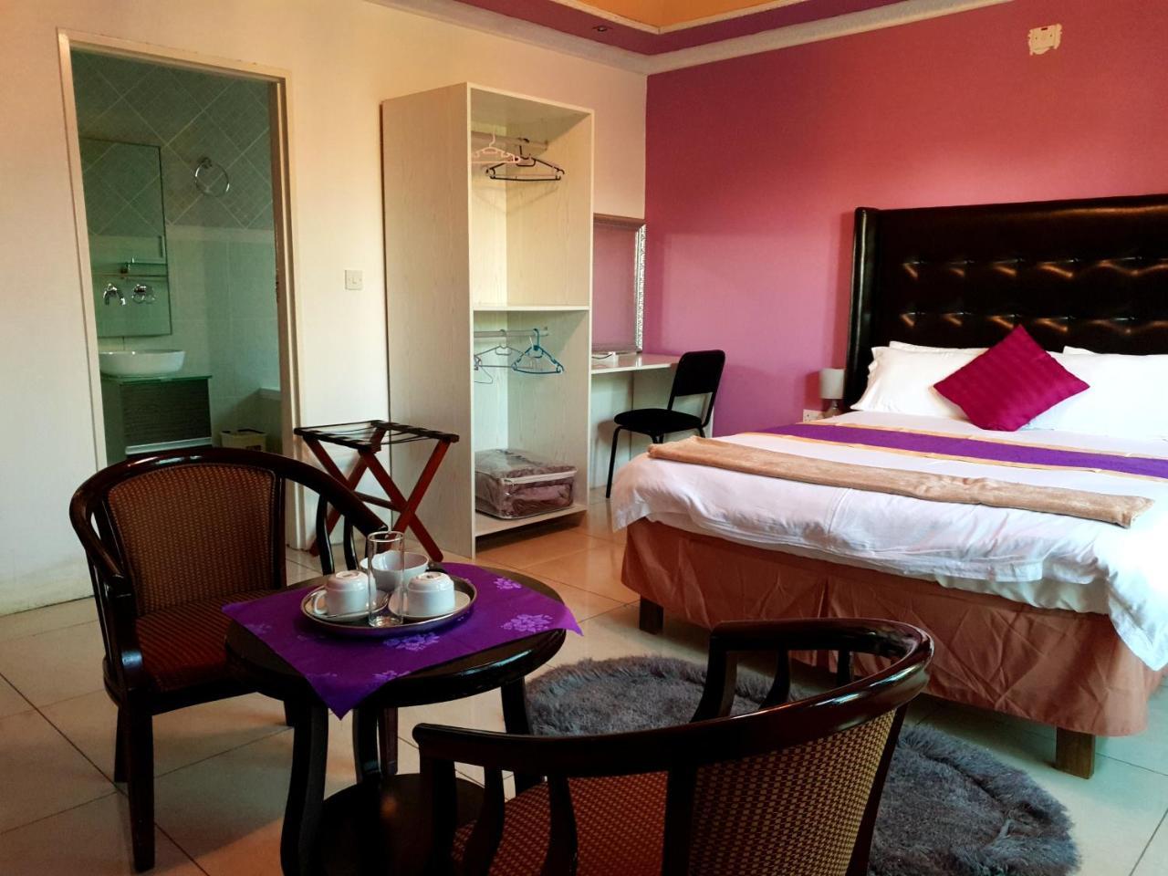 Mathlyn Guest House Francistown Extérieur photo
