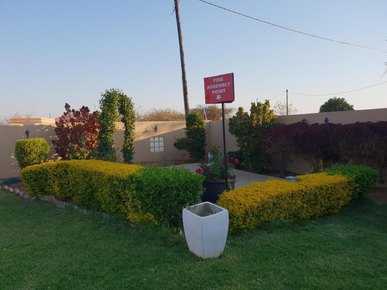 Mathlyn Guest House Francistown Extérieur photo